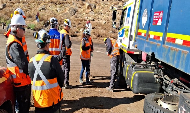 En la sección reconocidos, se destacó a dos trabajadores: Esteban Yévenes, de Geológica, y Carlos Lizcano, supervisor de la empresa Vívelo, por usar la herramienta “Yo digo No” para detener tareas ante condiciones inseguras.